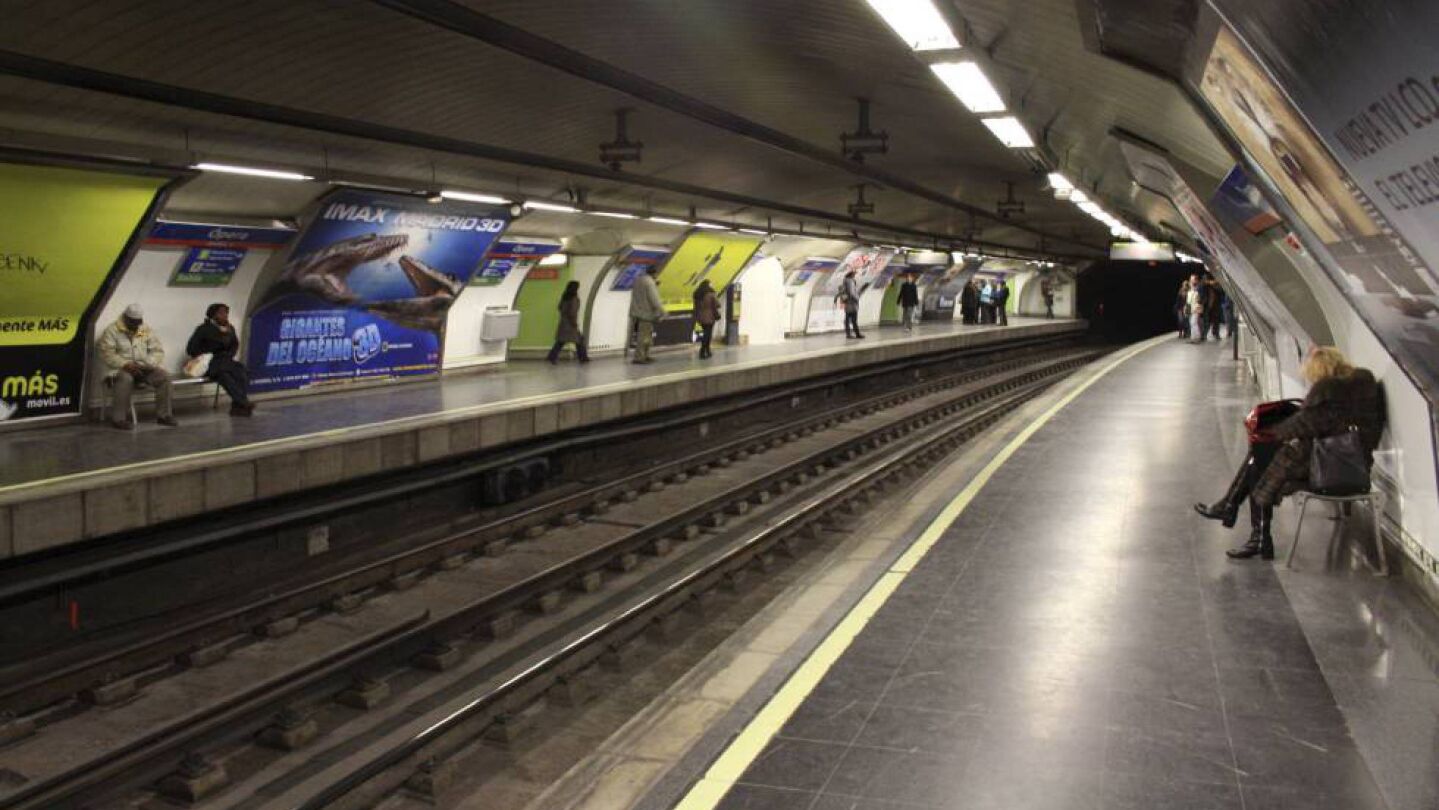 Vista del and&eacute;n de la estaci&oacute;n de metro de &Oacute;pera