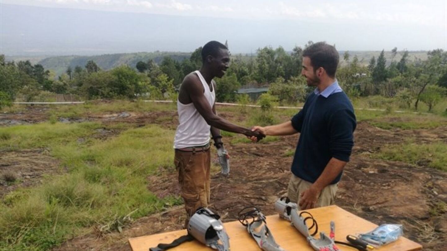 Guillermo Mart&iacute;nez entrega las pr&oacute;tesis en Kenia