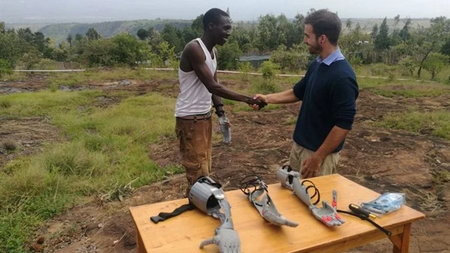 Guillermo Martínez entrega las prótesis en Kenia