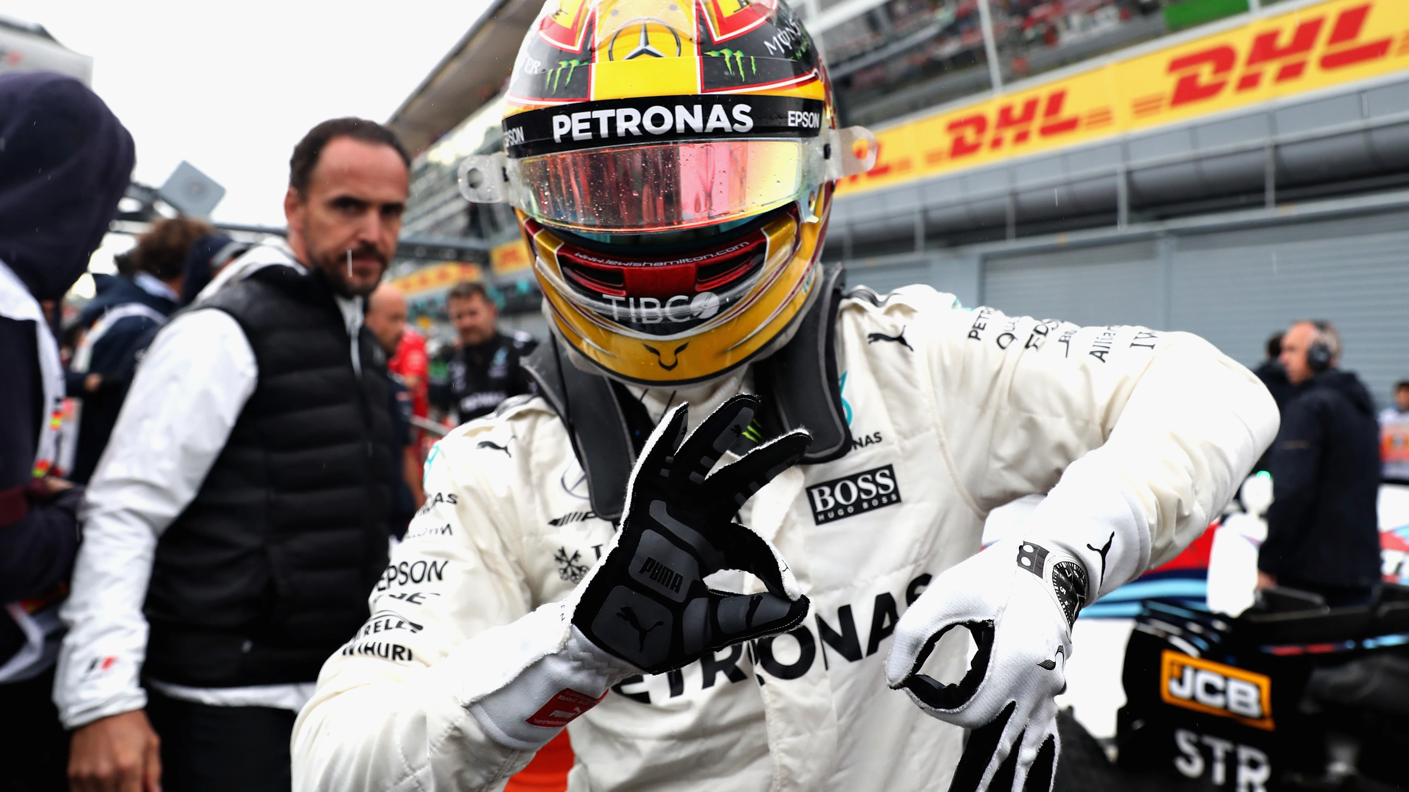 Lewis Hamilton celebra su pole Lewis Hamilton celebra su pole