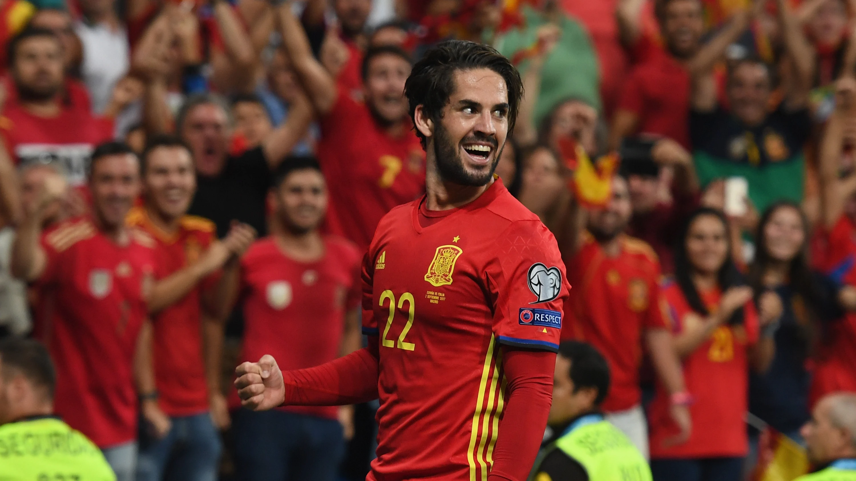 Isco sonríe tras marcar un gol con la selección española