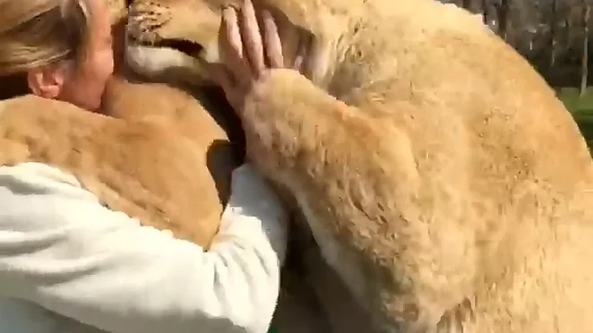 Malkia y Adelle abranzando a su cuidadora