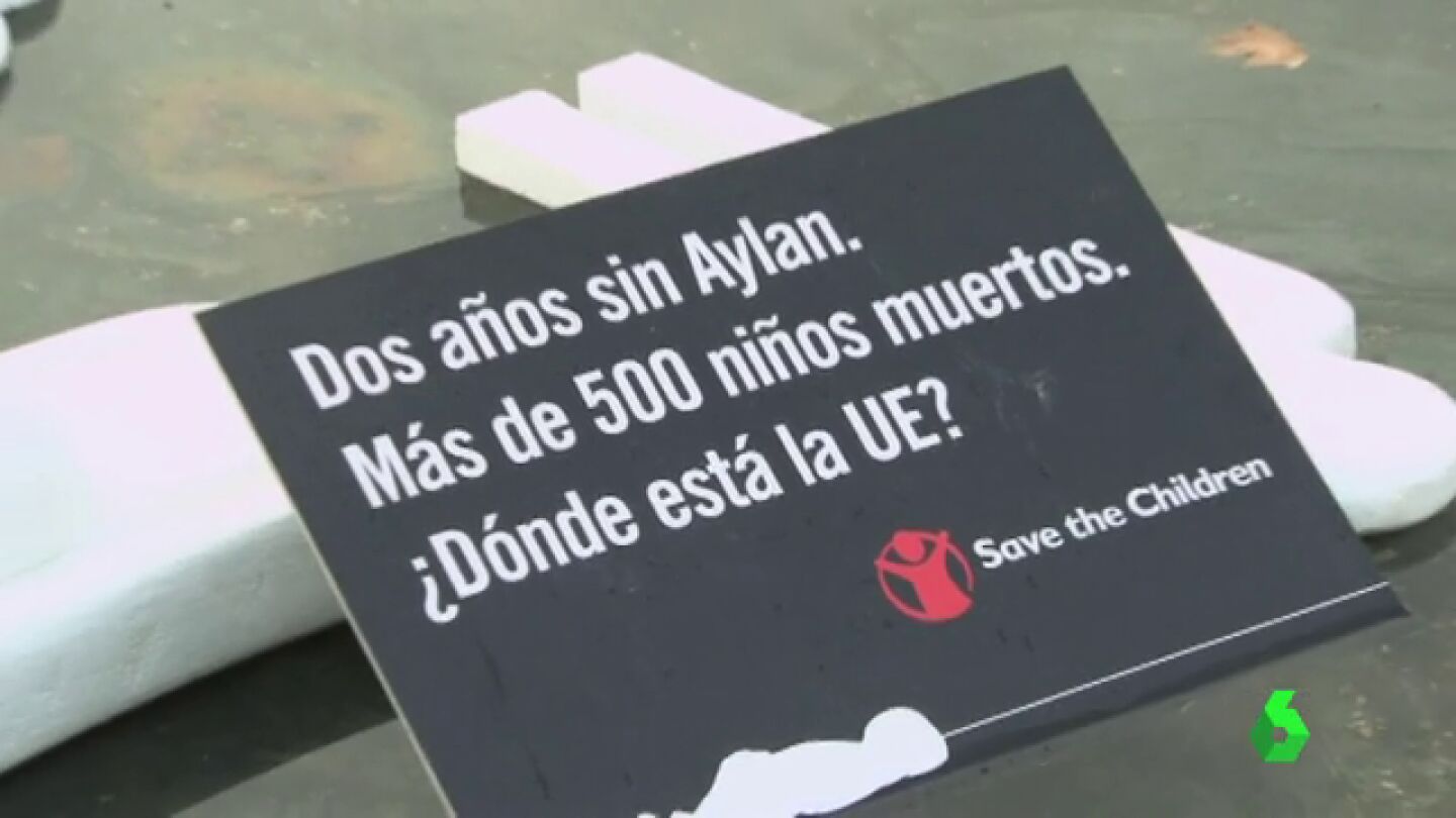 Un cartel de 'Save the Children' que denuncia la situaci&oacute;n de los refugiados