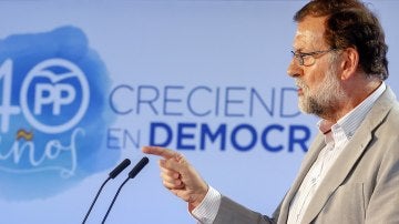 El presidente del Gobierno y del PP, Mariano Rajoy, durante su intervención en clausura de la reunión interparlamentaria del PP