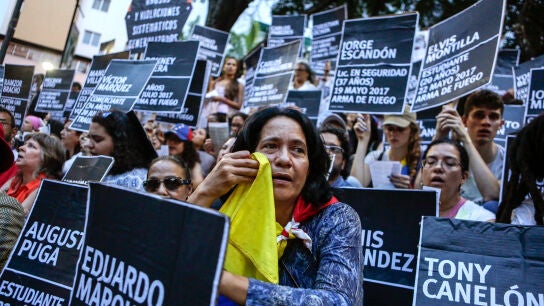 Manifestantes opositores participan en una protesta en memoria de las personas que perdieron la vida en medio de las protestas y de quienes permanecen arrestados 