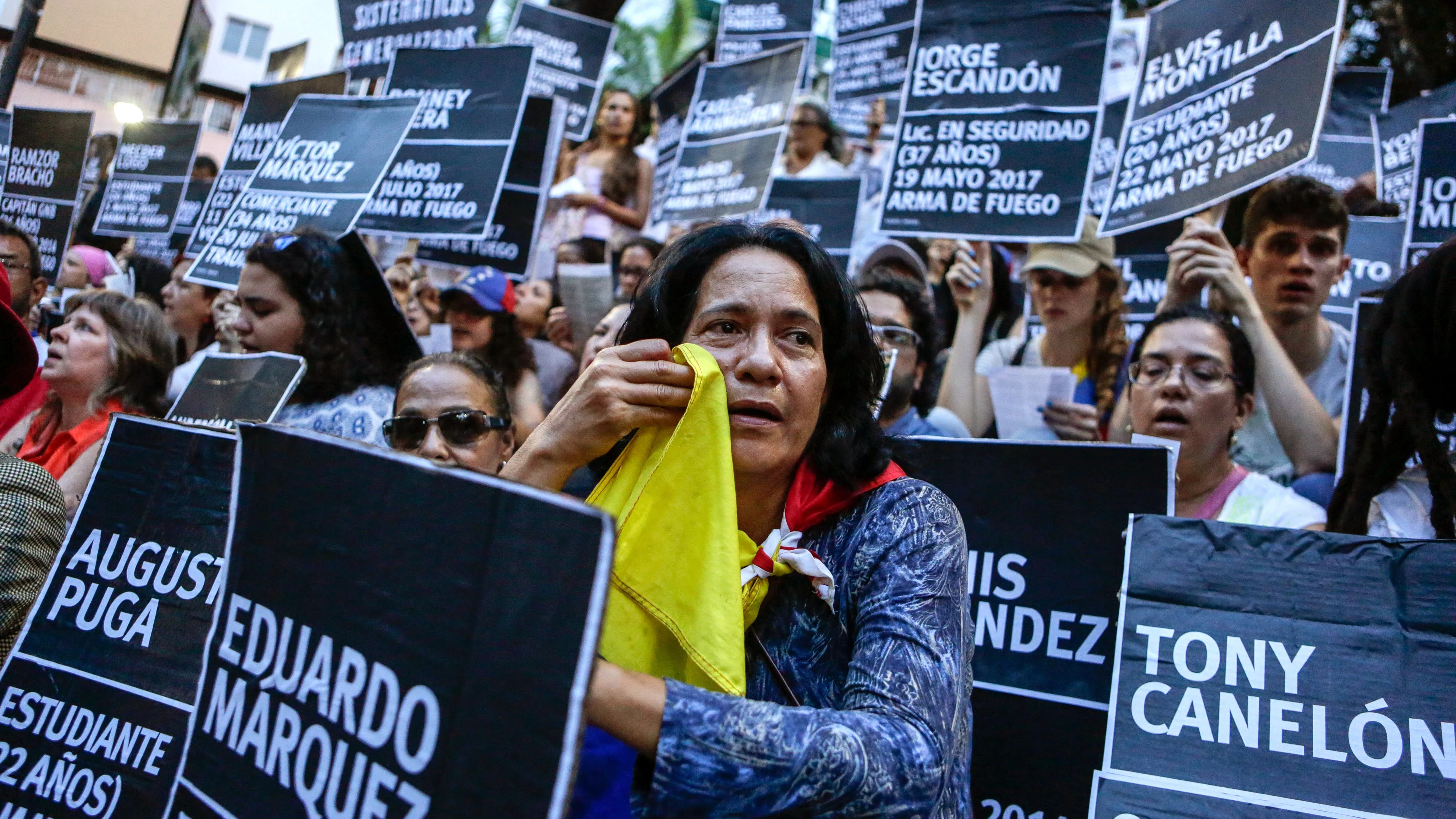 Manifestantes opositores participan en una protesta en memoria de las personas que perdieron la vida en medio de las protestas y de quienes permanecen arrestados 