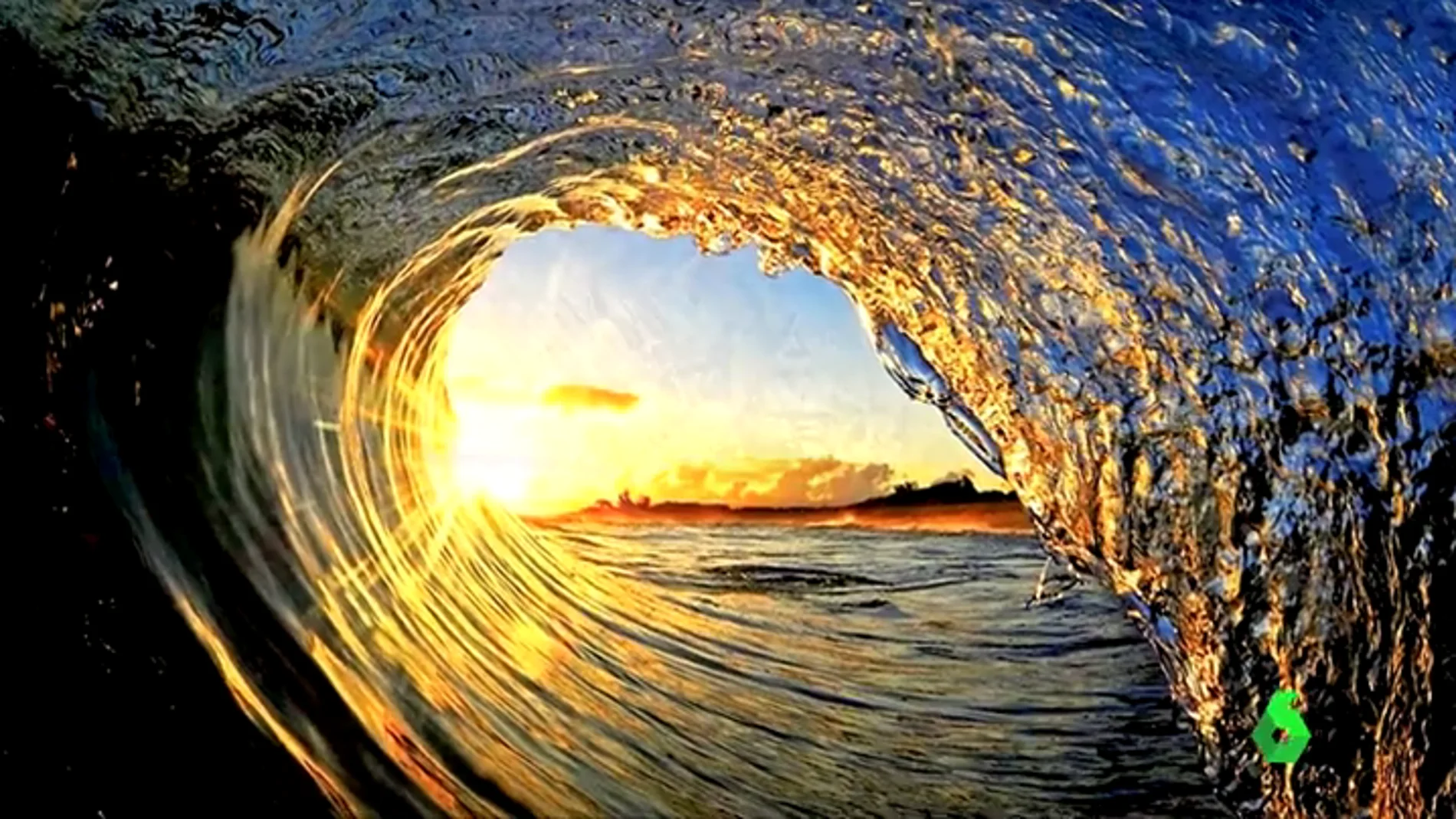 Una preciosa imagen desde el interior de una ola