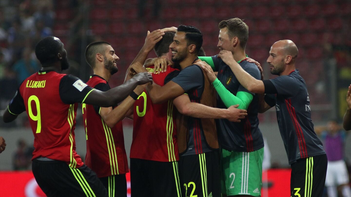 Los jugadores de B&eacute;lgica celebran su pase directo al Mundial