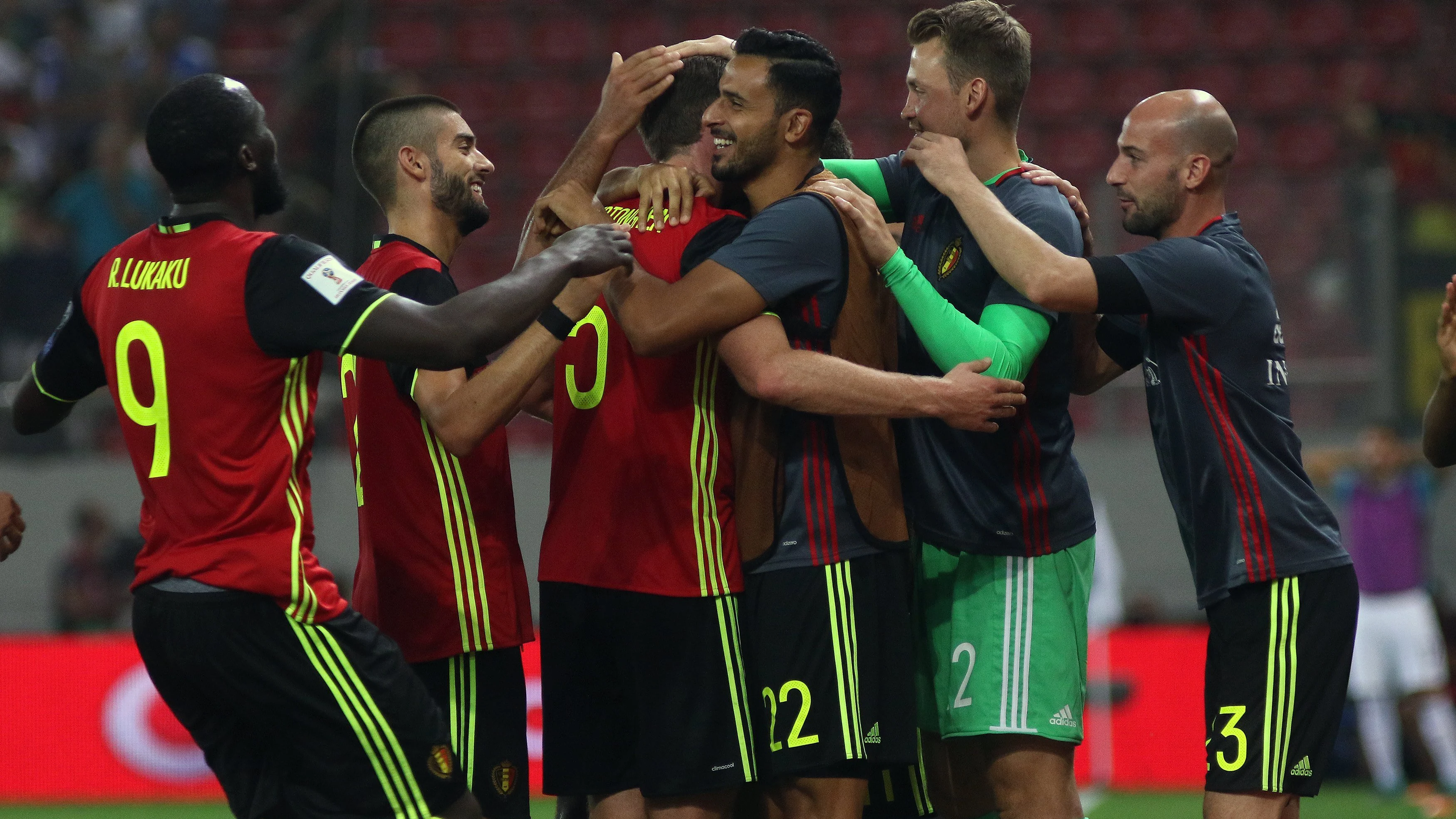 Los jugadores de Bélgica celebran su pase directo al Mundial