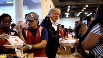 Donald Trump en su visita a las zonas más afectadas por el huracán Harvey 