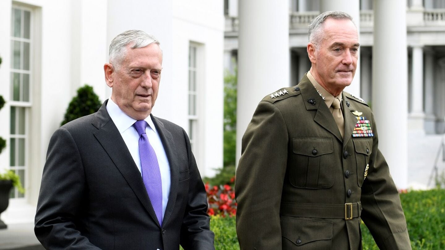 El Secretario de Defensa James Mattis junto al presidente del Estado Mayor Conjunto de los Estados Unidos, Joseph Dunford