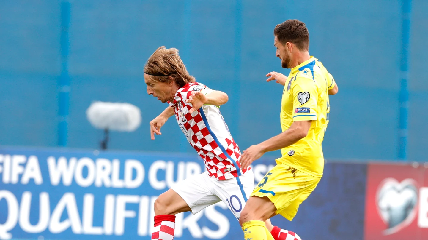Modric mueve el balón con la selección de Croacia Modric mueve el balón con la selección de Croacia