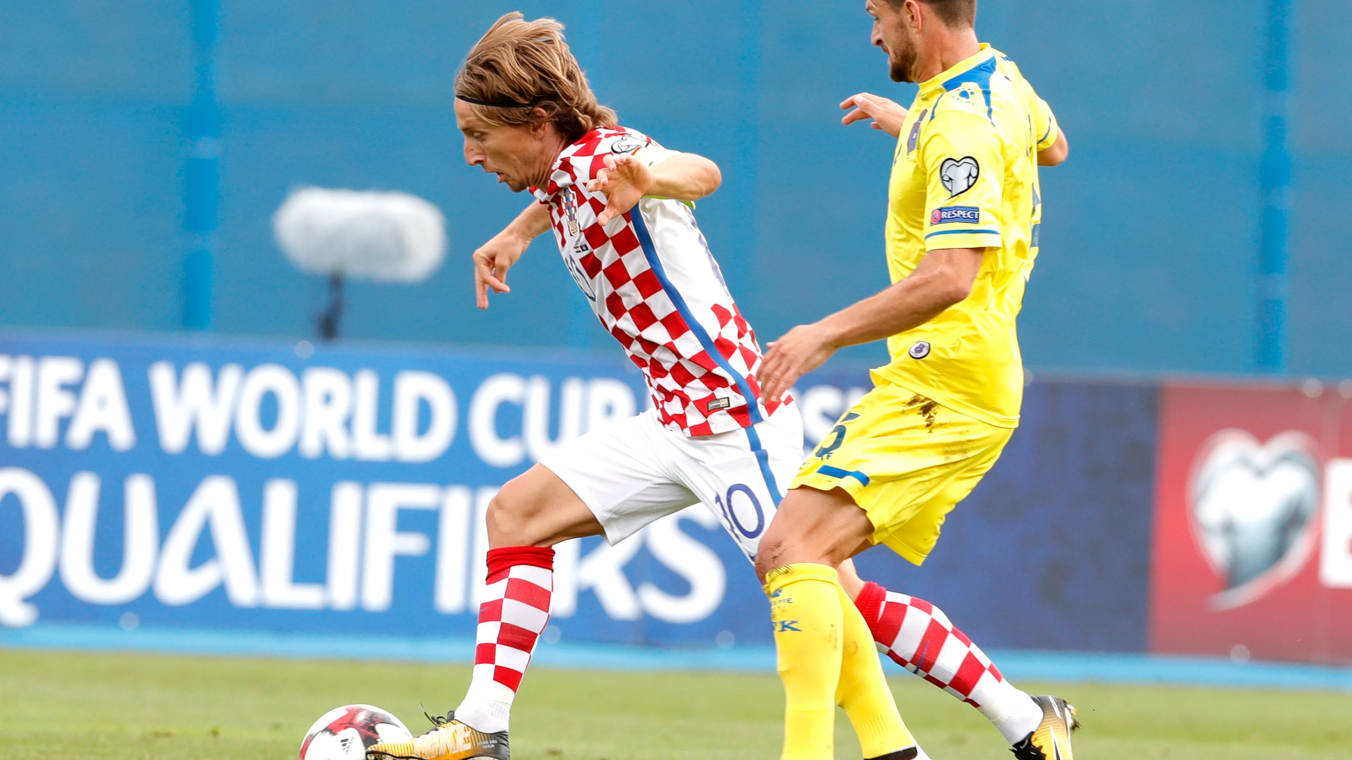 Modric mueve el balón con la selección de Croacia