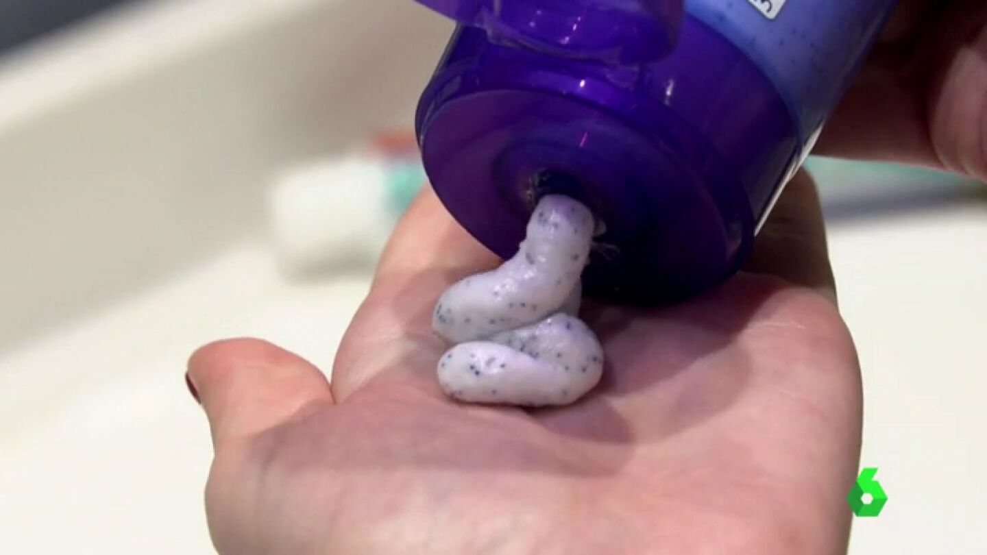 Un producto de limpieza facial con microesferas