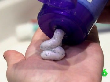 Un producto de limpieza facial con microesferas Un producto de limpieza facial con microesferas