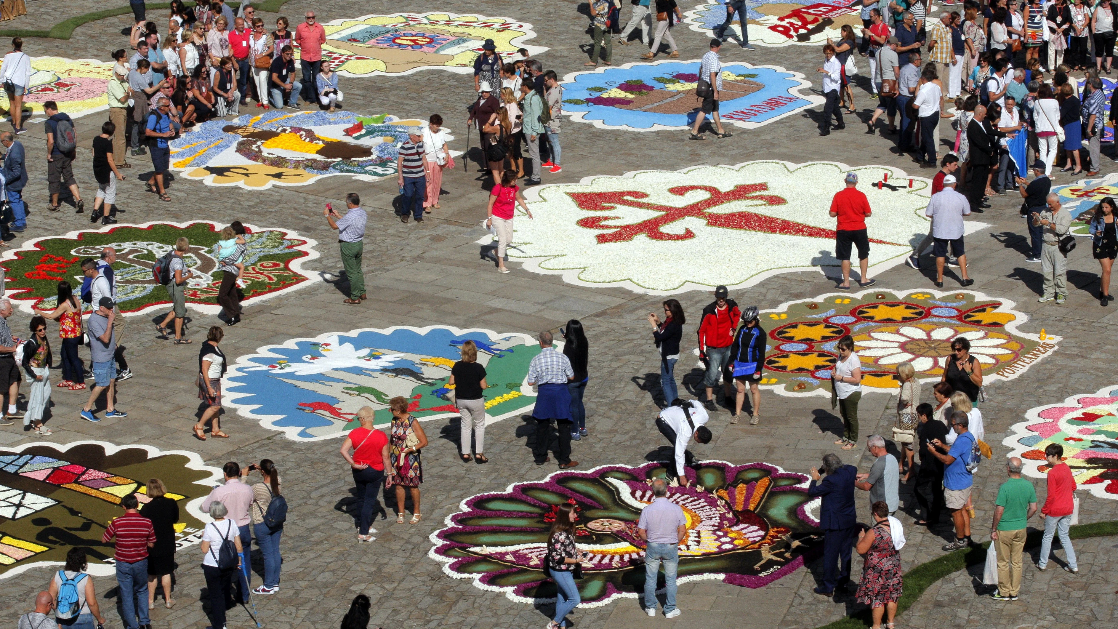 La plaza de Obradoiro se ha llenado de mosaicos florales