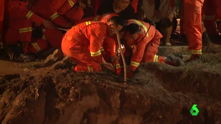 Rescatan a un niño de un pozo en China tras diez horas atrapado Rescatan a un niño de un pozo en China tras diez horas atrapado