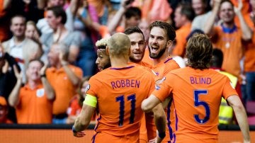 Los jugadores de la selección de Holanda celebran un gol
