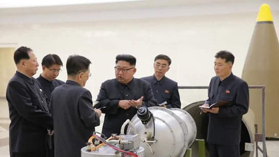 Kim Jong-un junto a una bomba de hidrógeno Kim Jong-un junto a una bomba de hidrógeno