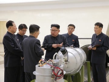 Kim Jong-un junto a una bomba de hidrógeno Kim Jong-un junto a una bomba de hidrógeno