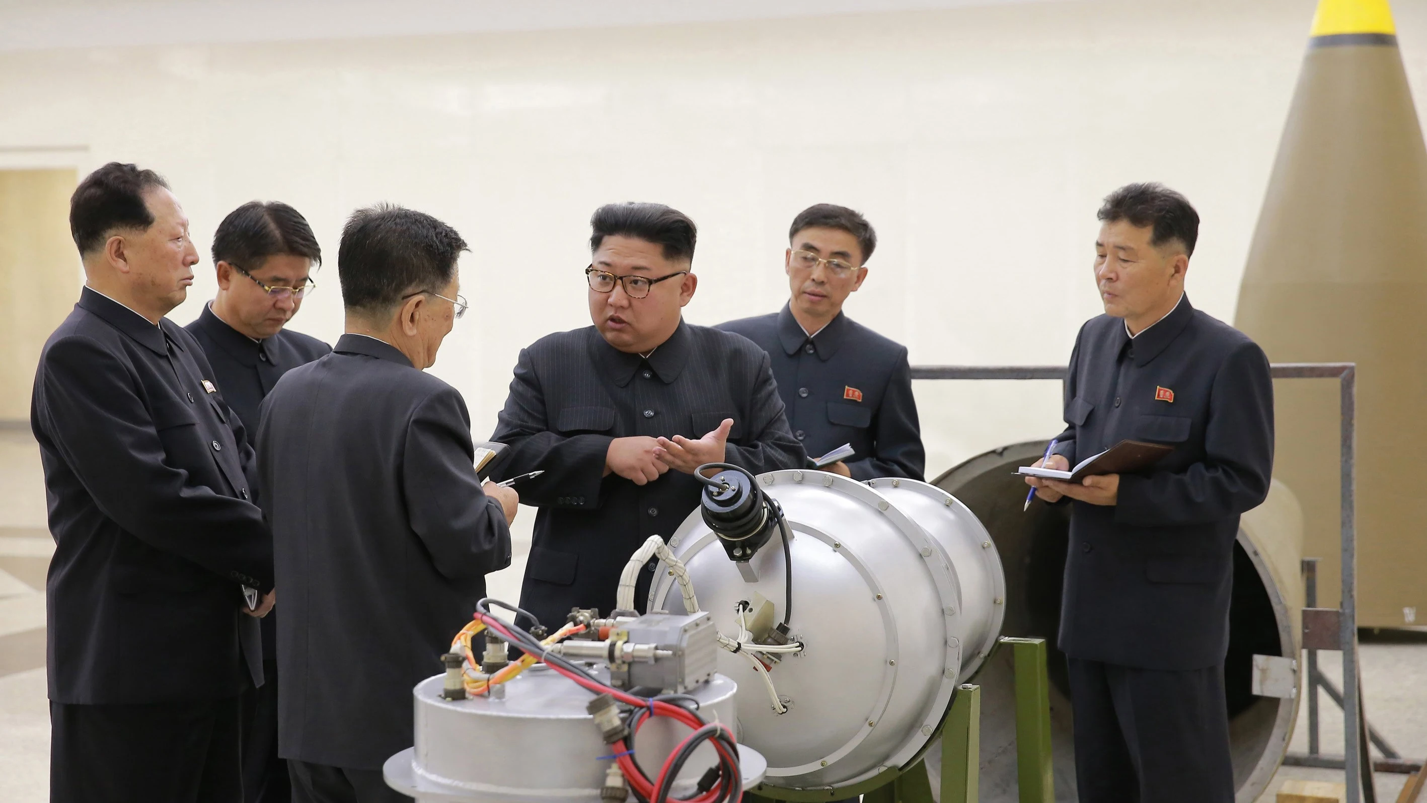 Kim Jong-un junto a una bomba de hidrógeno