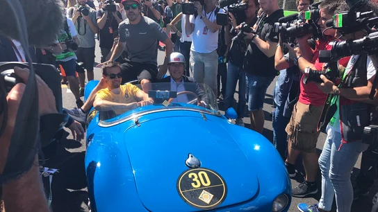 Fernando Alonso, subido en el Renault de Palmer para el Drivers Parade Fernando Alonso, subido en el Renault de Palmer para el Drivers Parade