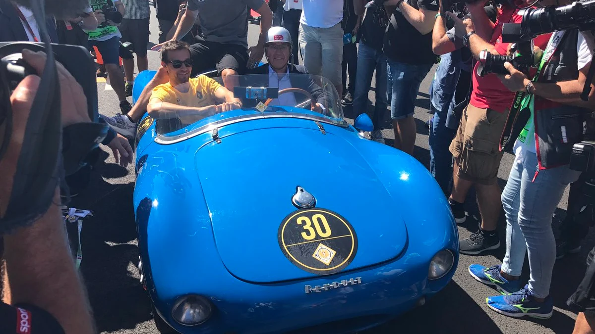 Fernando Alonso, subido en el Renault de Palmer para el Drivers Parade