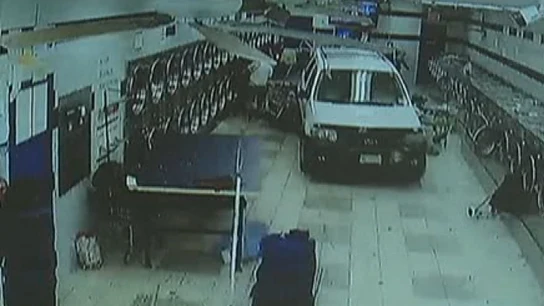 Un coche entra de lleno en una lavandería Un coche entra de lleno en una lavandería