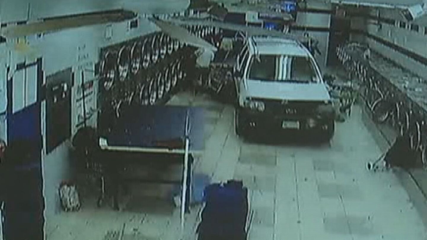 Un coche entra de lleno en una lavander&iacute;a