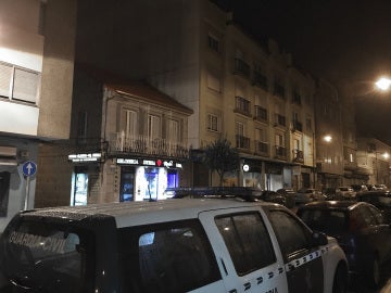 Fachada del edificio donde agentes de la Guardia Civil han detenido a un hombre tras disparar un arma dentro de una vivienda de Arcade, en el municipio pontevedrés de Soutomaior Fachada del edificio donde agentes de la Guardia Civil han detenido a un hombre tras disparar un arma dentro de una vivienda de Arcade, en el municipio pontevedrés de Soutomaior