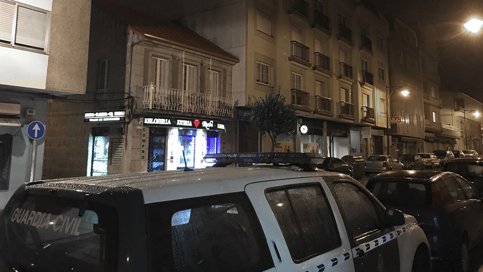 Fachada del edificio donde agentes de la Guardia Civil han detenido a un hombre tras disparar un arma dentro de una vivienda de Arcade, en el municipio pontevedrés de Soutomaior 