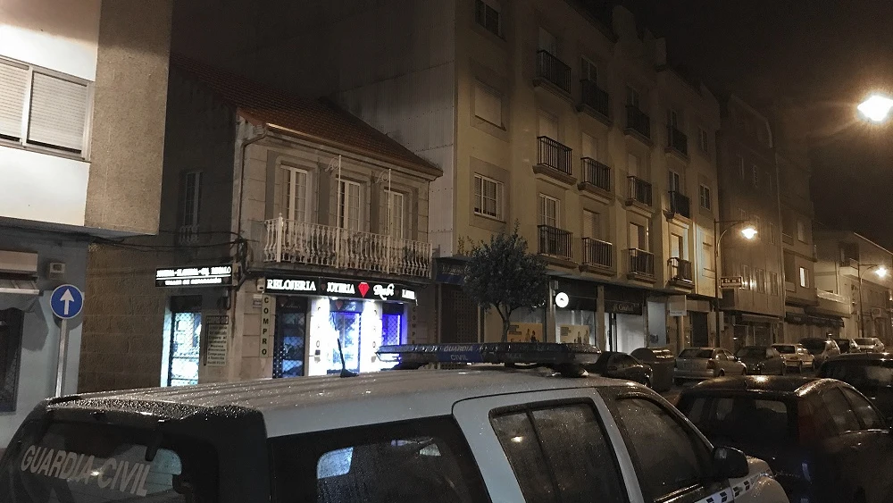 Fachada del edificio donde agentes de la Guardia Civil han detenido a un hombre tras disparar un arma dentro de una vivienda de Arcade, en el municipio pontevedrés de Soutomaior 