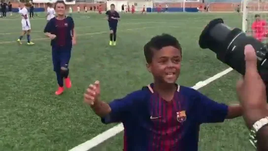 Shane Kluivert marca su primer gol con el Barcelona y se lo dedica a su padre Shane Kluivert marca su primer gol con el Barcelona y se lo dedica a su padre