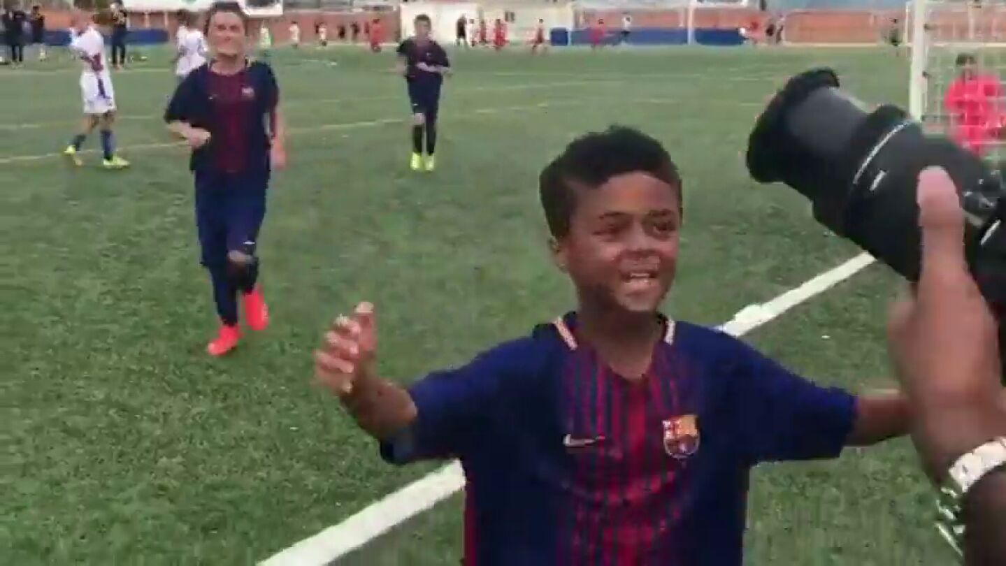 Shane Kluivert marca su primer gol con el Barcelona y se lo dedica a su padre