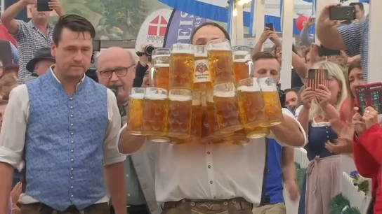 Logra un Record Guinness al conseguir transportar 29 jarras de un litro de cerveza sin derramarse Logra un Record Guinness al conseguir transportar 29 jarras de un litro de cerveza sin derramarse