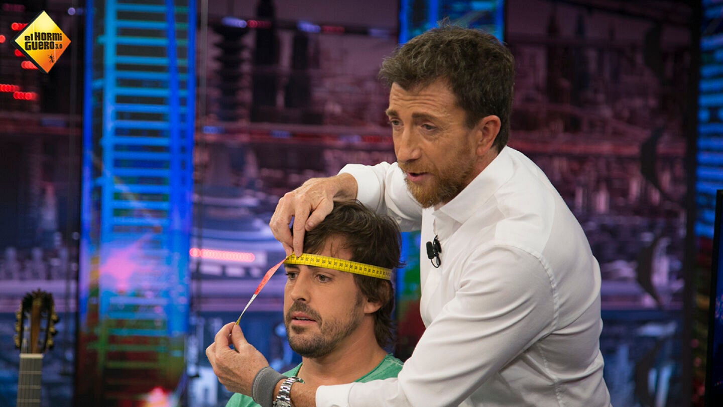 ¿Tiene realmente Fernando Alonso la cabeza grande? 'El Hormiguero 3.0' le hace la 'prueba del cabezón'