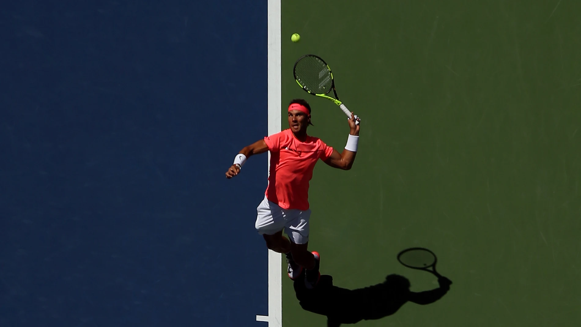 Rafa Nadal, sacando en su partido contra Dolgopolov en el US Open