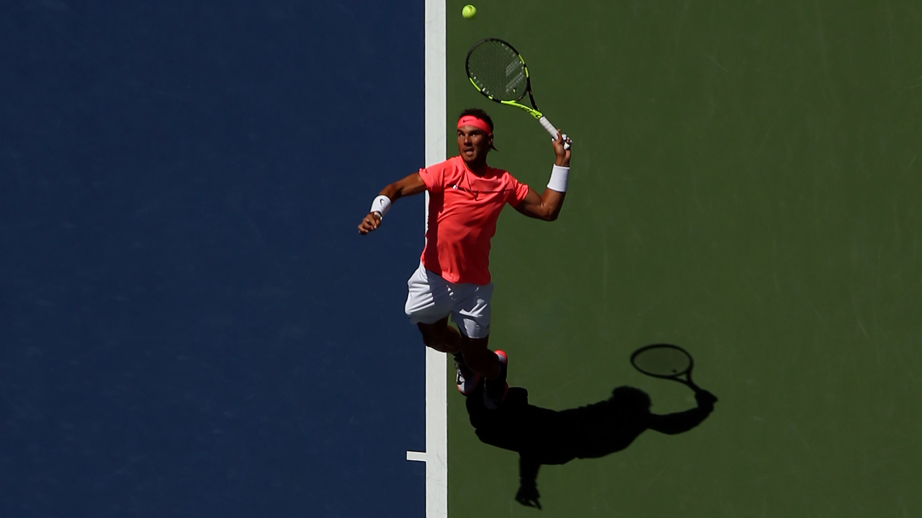 Rafa Nadal, sacando en su partido contra Dolgopolov en el US Open