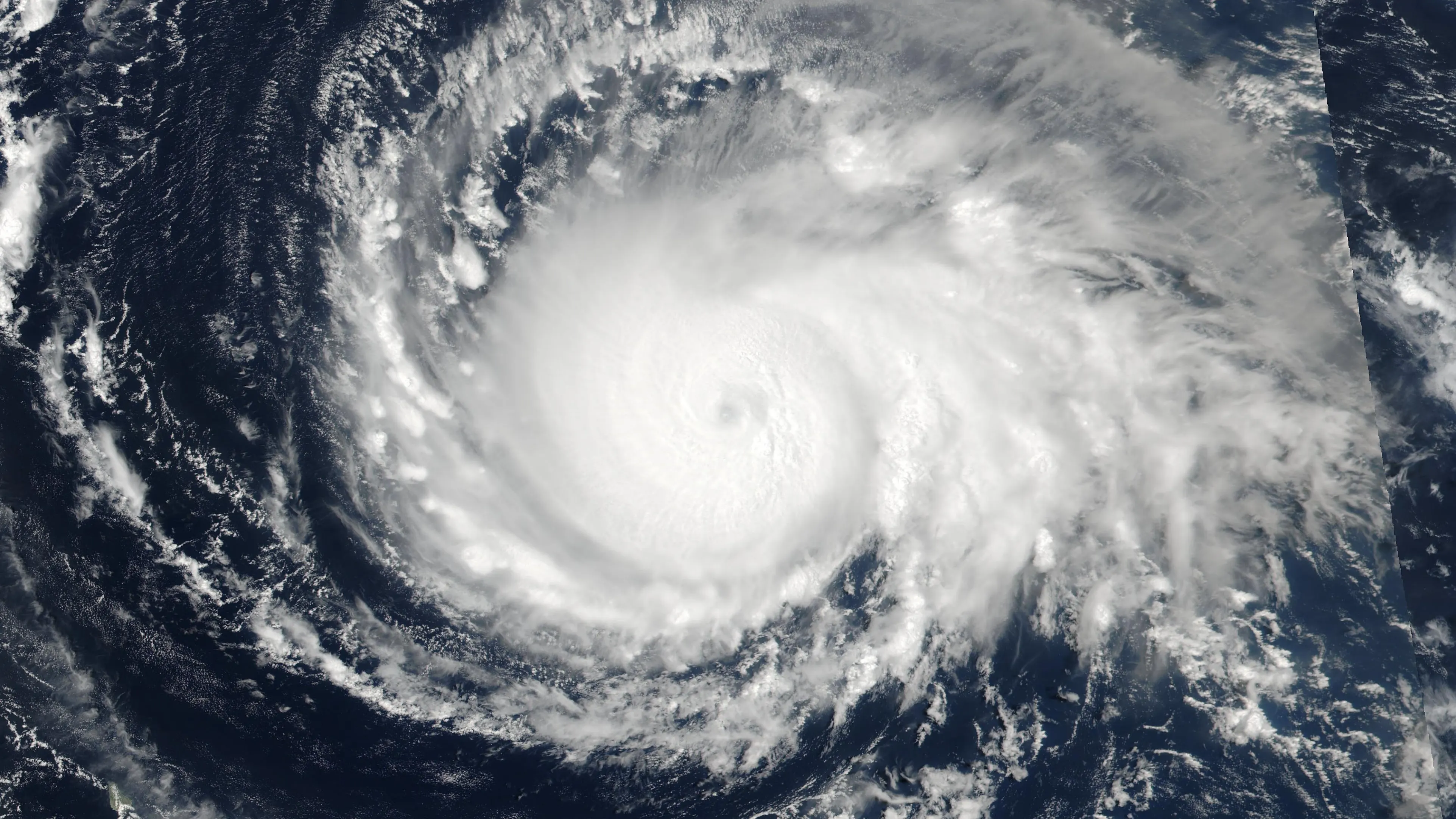 Fotografía de la NASA que muestra el huracán Irma cuando se acerca a las Islas Leeward al este de Puerto Rico en el Océano Atlántico.