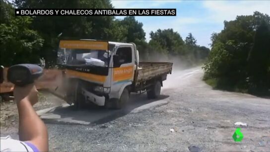 Un cami&oacute;n impacta contra un bolardo