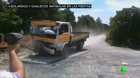 Un camión impacta contra un bolardo Un camión impacta contra un bolardo