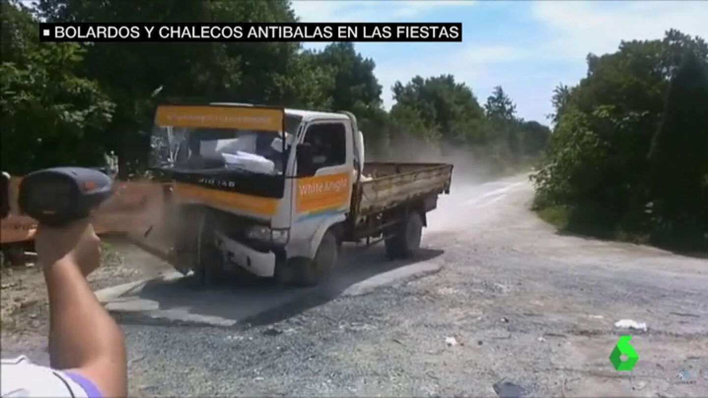 Un cami&oacute;n impacta contra un bolardo