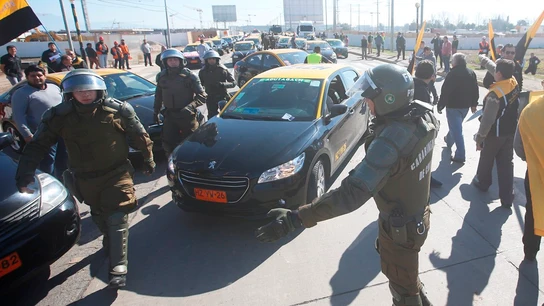 Taxistas bloquean el acceso y salida del aeropuerto de Chile Taxistas bloquean el acceso y salida del aeropuerto de Chile