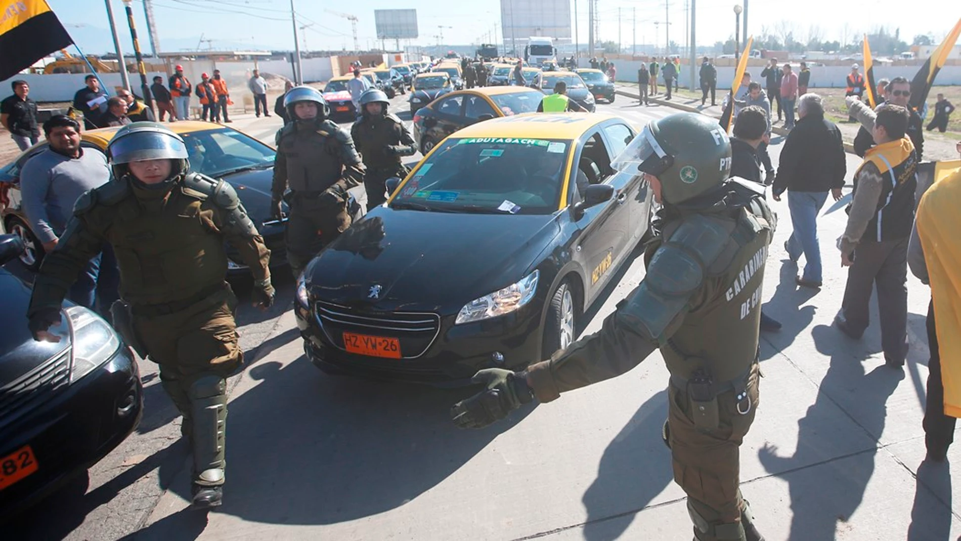 Taxistas bloquean el acceso y salida del aeropuerto de Chile