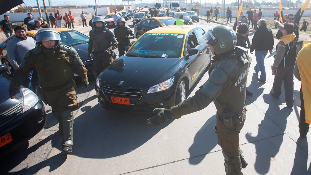 Taxistas bloquean el acceso y salida del aeropuerto de Chile