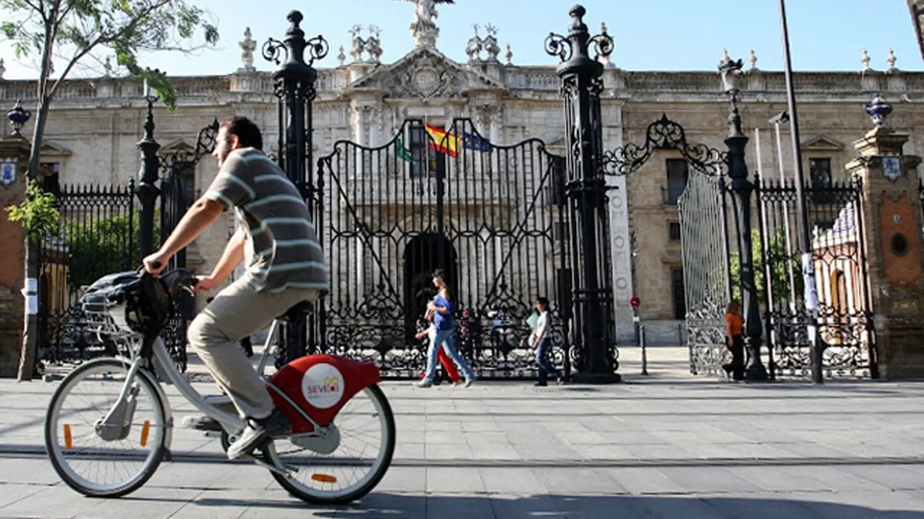 Bicicleta frente al Rectorado de la Universidad de Sevilla