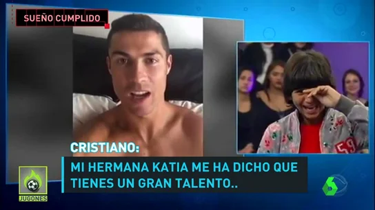 Cristiano Ronaldo sorprende a un niño de 13 años que saca adelante a sus padres en paro y a su hermana enferma. Cristiano Ronaldo sorprende a un niño de 13 años que saca adelante a sus padres en paro y a su hermana enferma.
