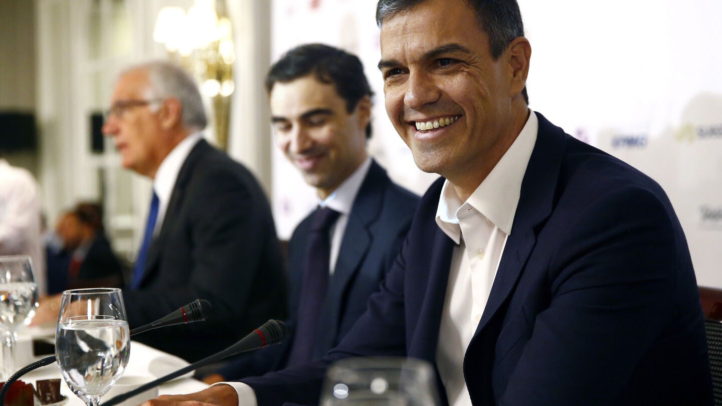 El secretario general del PSOE, Pedro S&aacute;nchez, momentos antes de su intervenci&oacute;n en un desayuno informativo