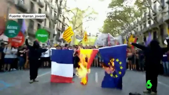Las juventudes de la CUP queman banderas de España, Francia y la UE durante una marcha alternativa Las juventudes de la CUP queman banderas de España, Francia y la UE durante una marcha alternativa