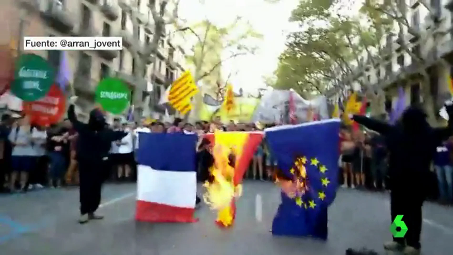 Las juventudes de la CUP queman banderas de España, Francia y la UE durante una marcha alternativa